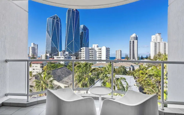 Surfers Paradise Studio with Ocean Views