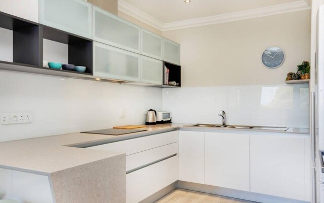 Stylish 2 Bedroom Apartment in Camps Bay Asilvertide