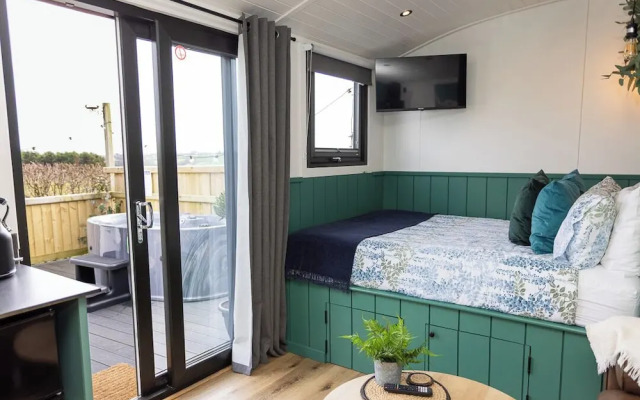 Willows Rest - 1 Bed Shepherd's Hut - Pentlepoir