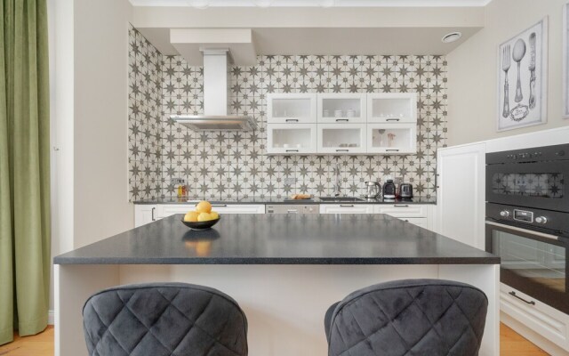 One Bedroom Apartment for 3 by Renters