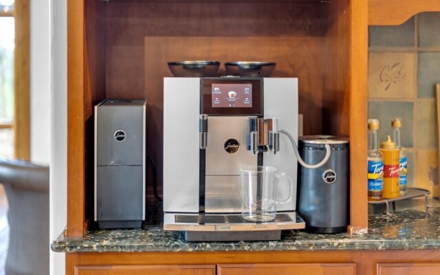 Majestic Lodge Retreat Amenities & Views