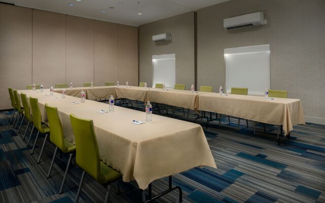 Holiday Inn Express & Suites Lawrence by IHG