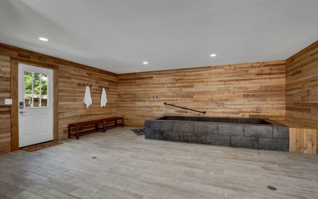 Huge Luxury Home With Hot Tub and Sauna - 2 mi to Dwntn