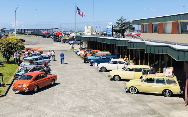 Curly Redwood Lodge