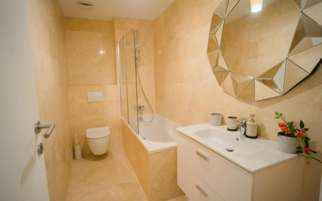 Central 1BR - city view + large balcony + Netflix