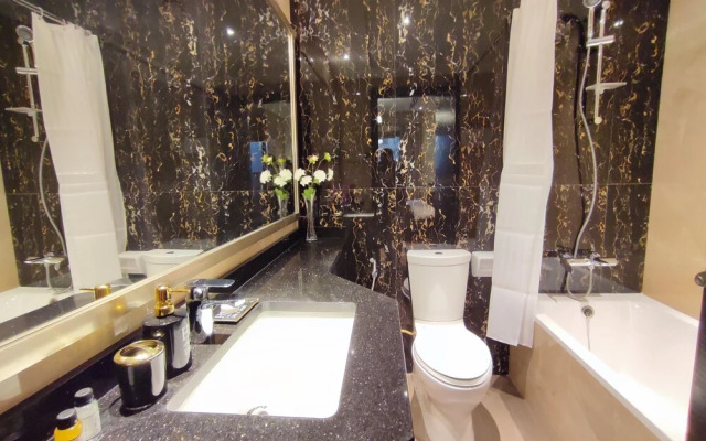 SuperHost - Downtown Apartment With Charming Park Views