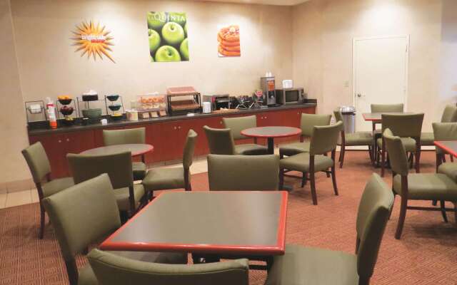 La Quinta Inn & Suites by Wyndham Stamford / New York City