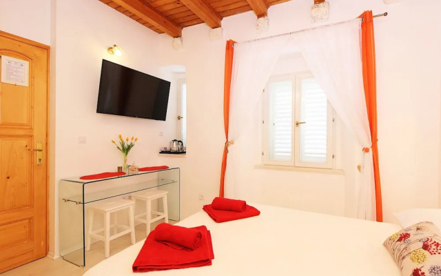 Melek Accommodations