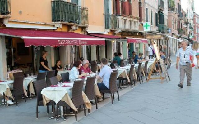 Calle dei Preti