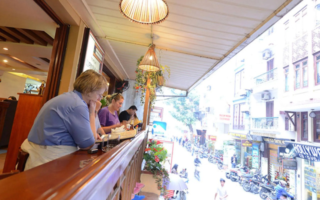 Artisan Lakeview Hotel