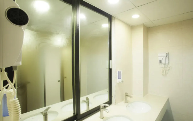 RedDoorz Hostel @ Signature Inn