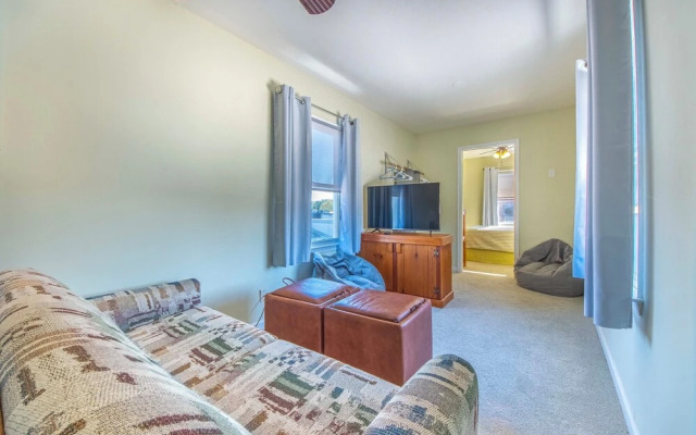 Stroll Into Town: Cozy Apartment in Kilmarnock