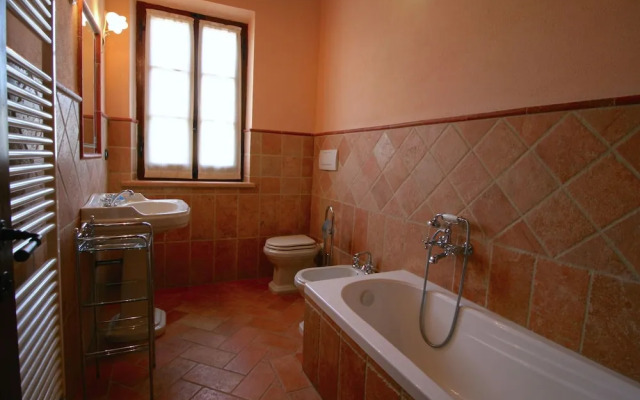 Farmhouse in Asciano With Pool & BBQ