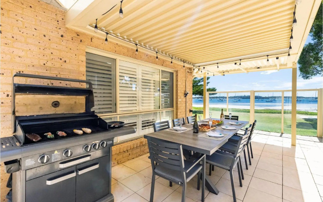 Sandy Beach House - Corlette Waterfront