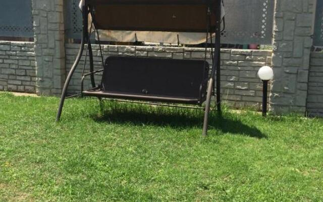 camera con giardino e piscina