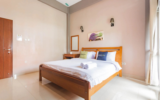Urbanview Hotel Syariah Insani Cisarua Puncak