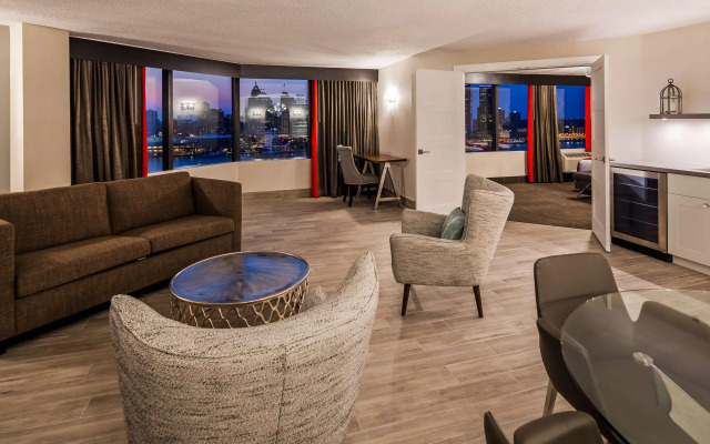 DoubleTree by Hilton Windsor Hotel & Suites