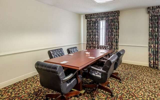 Clarion Inn & Suites Central Clearwater Beach