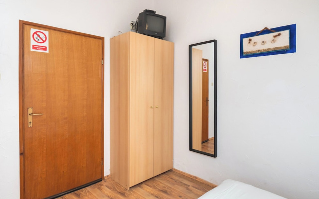 Apartments and Rooms Mladen