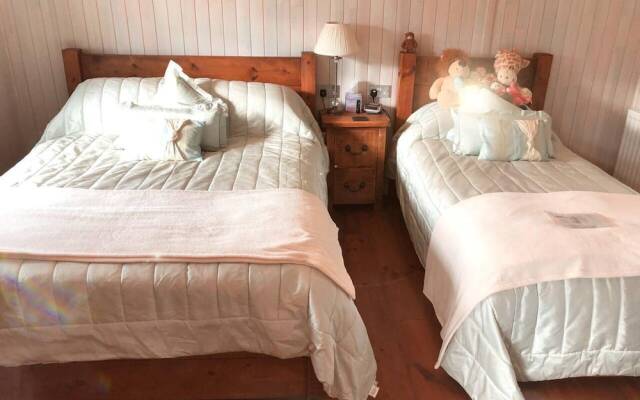 Holiday Lettings Beech Lodge - Stunning 6-bed King