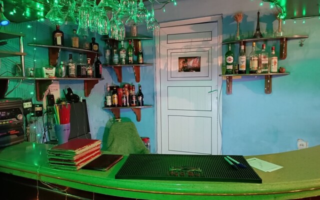 Cocktail Hotel
