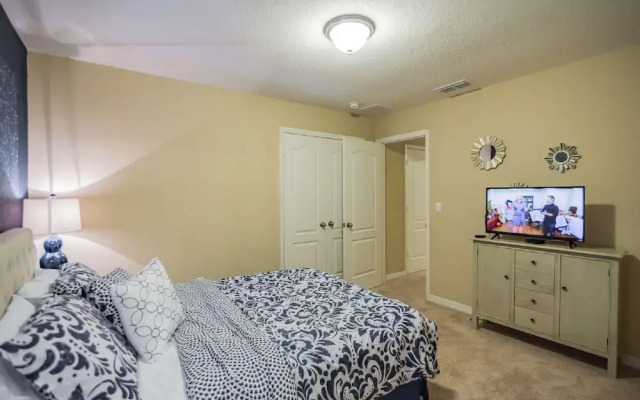 4970 Trafalgar Village