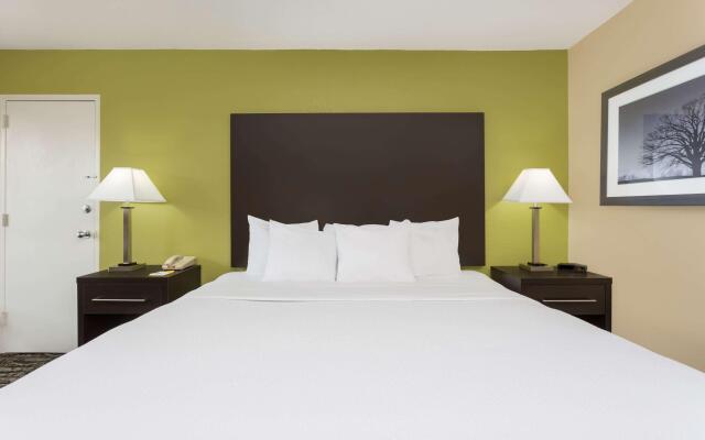 Days Inn by Wyndham Asheville/Mall