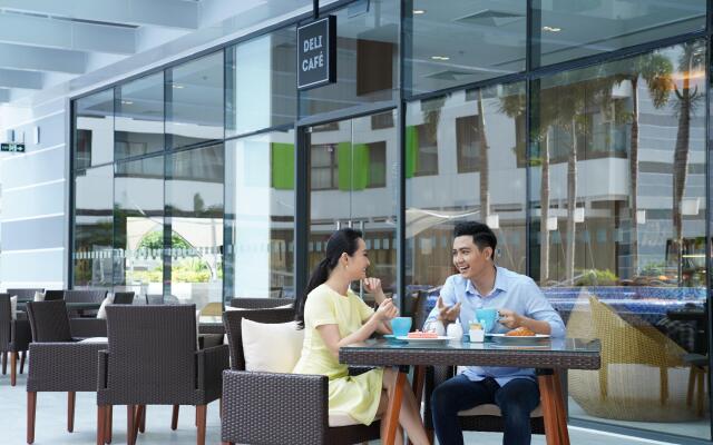 Holiday Inn & Suites Saigon Airport, an IHG Hotel