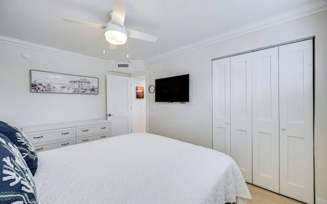 Naples Condo w/ Pool - Walk to Dining & Beach