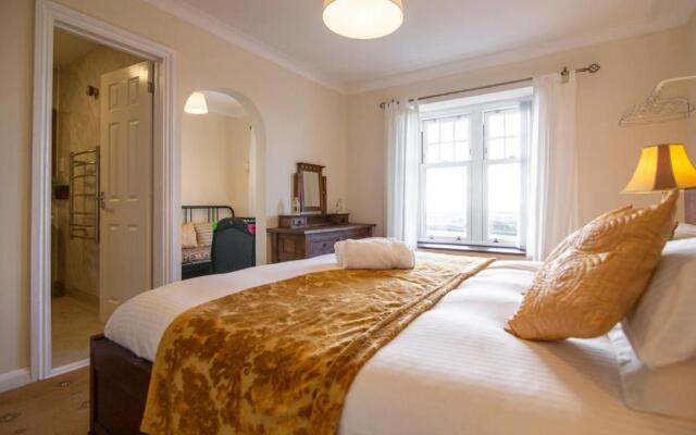 Kings Acre spacious 4 bed with Breath-taking views
