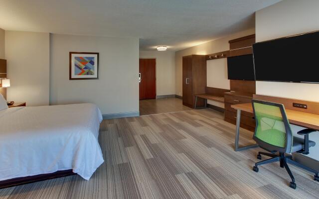 Holiday Inn Express & Suites Atlanta N-Perimeter Mall Area