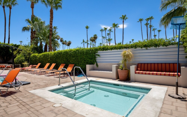 King Suite Poolside