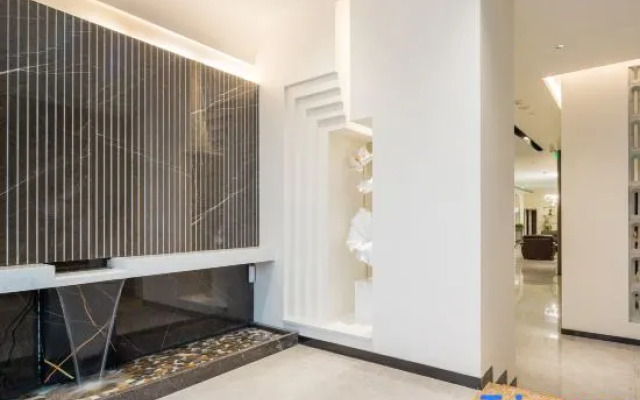 Rezen King Town Hotel