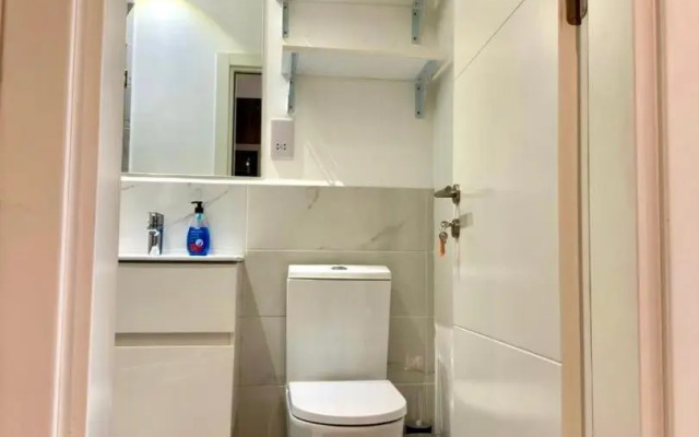 A007 Embassy Gardens Studio Apartm