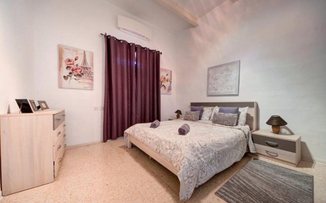Valletta 2 bedroom sleeps 6 apartment walking distance to centre and the sea