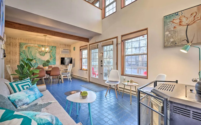 Modern Poconos Gem w/ Fire Pit, Deck & Pool Access