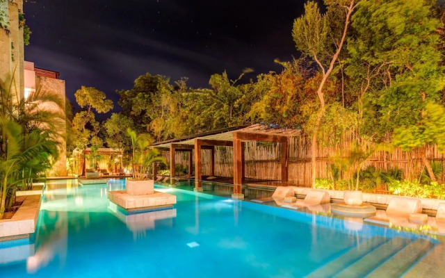 Private Rooftop 1BR Condo with Stunning Common Areas by Stella Rentals