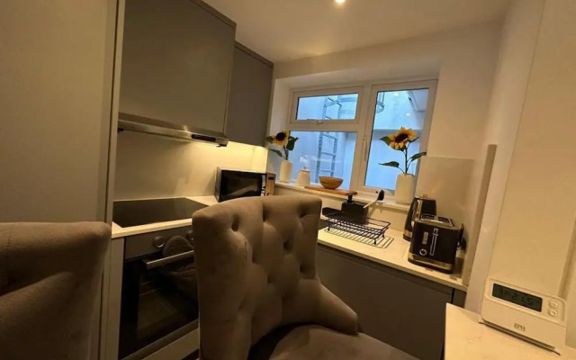 Stylish Two Bedroom House In Kilburn
