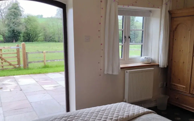 Tranquil Farlow Retreat, Sleeps 4 With Parking