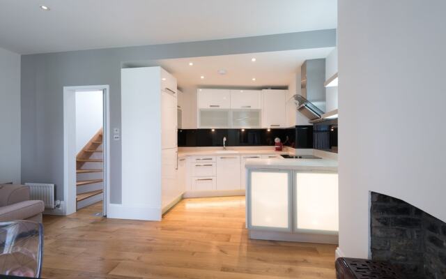 Delightful Dalston Home with Beautiful Balcony