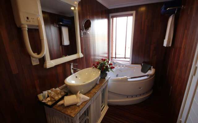 Signature Halong Cruise