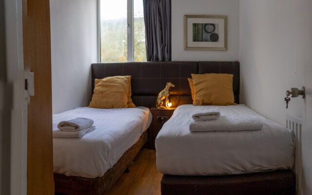 London - 4 Bed - Sleeps 8 - Garden - Pet Friendly
