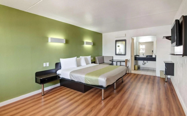 Motel 6 Dallas, TX - Forest Lane