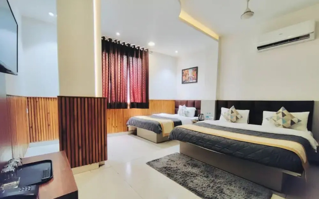 Hotel Shri Sai Deluxe - 1 Min from Adarsh Nagar Metro | Couple, Business, and Family Friendly