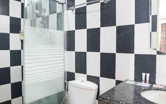 OYO 138 White Palace Hotel