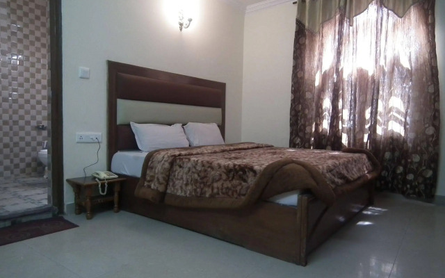OYO 10229 Hotel Crystal