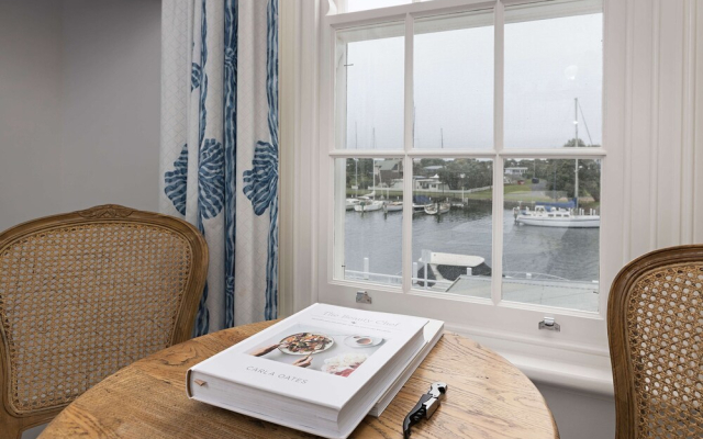 Oscars Waterfront Boutique Hotel