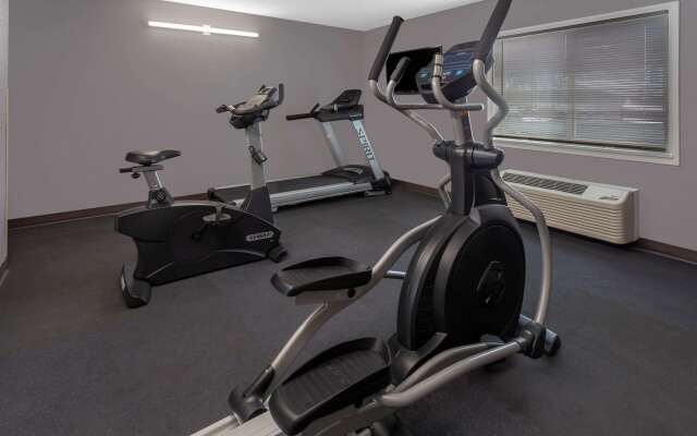 Отель Super 8 by Wyndham South Holland