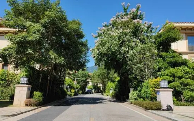 Splendid Xiangjiang Hot Spring Villa