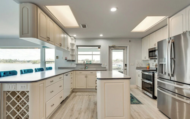 Waterfront Gem: Crystal River Family Home